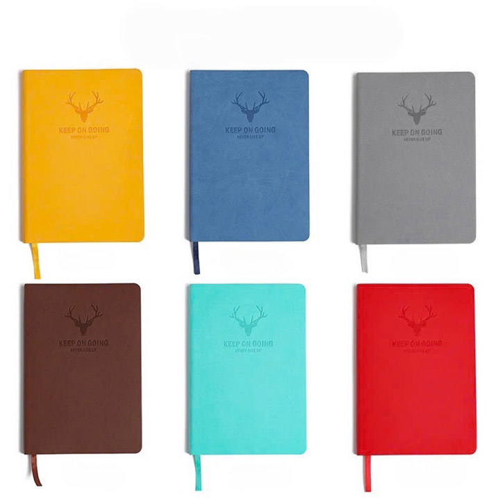 Sổ da dán gáy A5 in logo theo yêu cầu. Ruột sổ gồm 160 trang giấy màu be bảo vệ mắt, độ dày vừa phải, dòng kẻ 8mm tiêu chuẩn.
