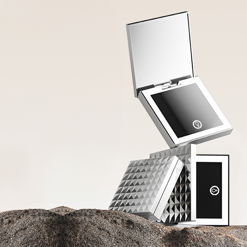 Những chiếc gương cầm tay mini gấp gọn không chỉ giúp soi sắc đẹp mà còn trở thành trợ thủ đa năng cho mọi tình huống oái oăm hằng ngày