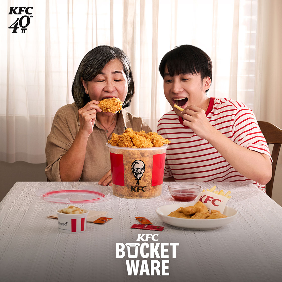 Lấy cảm hứng từ thố gà KFC nổi tiếng, KFC biến nó thành vật dụng gia đình quý giá: thố cơm, trái cây, gia vị,... làm quà tặng ngày của mẹ