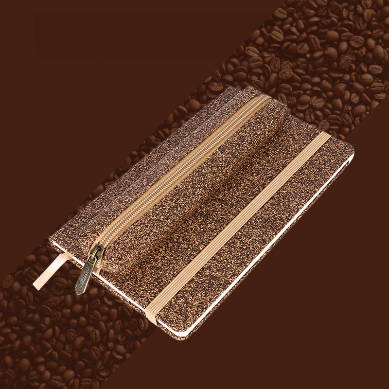 Từ bã cà phê, các nhà thiết kế có thể tạo ra nhiều sản phẩm độc đáo như cốc, bút, sổ tay, túi xách, thậm chí là nến thơm và xà phòng.