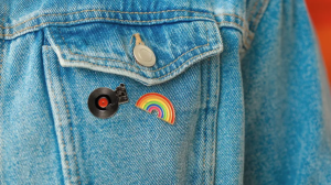 Huy hiệu, pin cài áo được thiết kế với câu chuyện văn hoá doanh nghiệp, logo, hoặc biểu tượng mang tính nhận diện và có ý nghĩa lâu dài