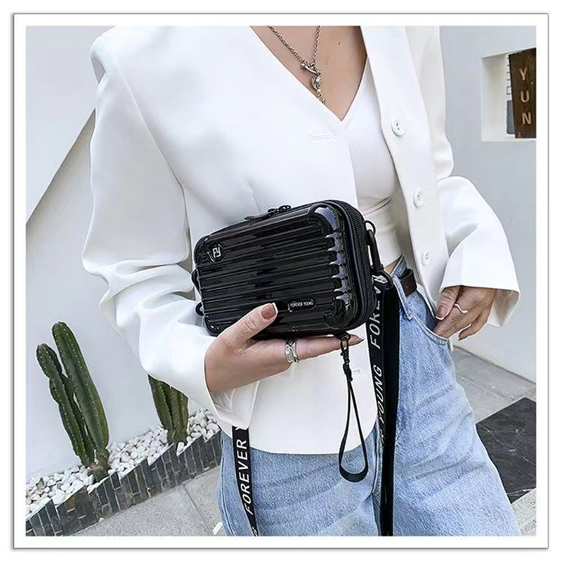 Với thiết kế gọn nhẹ, tiện dụng và thẩm mỹ cao, túi đựng mỹ phẩm đang dần trở thành phụ kiện thời trang của phái đẹp trong thời gian tới