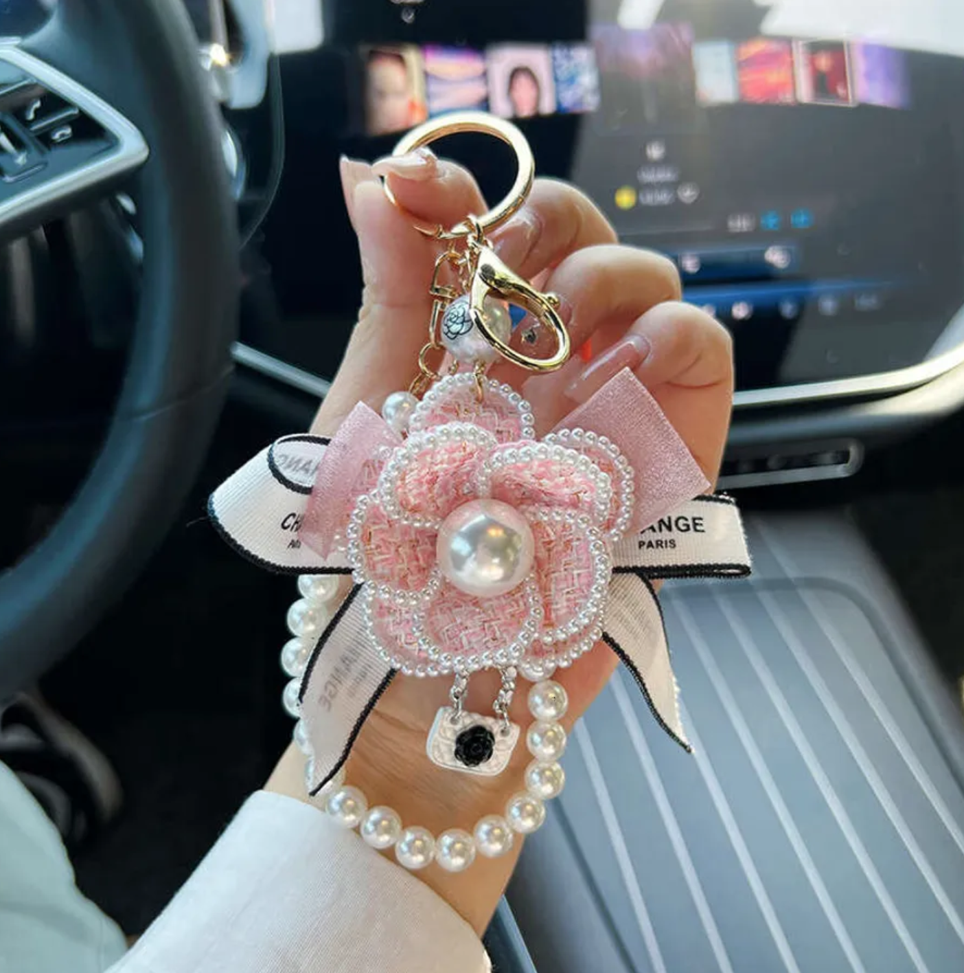 Móc khoá ngọc trai nổi lên như một lựa chọn thông minh, vừa mang vẻ thanh lịch, vừa có tính ứng dụng cao: charm treo túi, phụ kiện quần áo,..