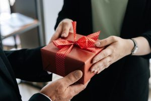 Mách nước cho bạn 5 điều tối kỵ cần tuyệt đối tránh khi chọn quà tặng đối tác, giúp món quà của bạn luôn mang lại may mắn và sự trân trọng.