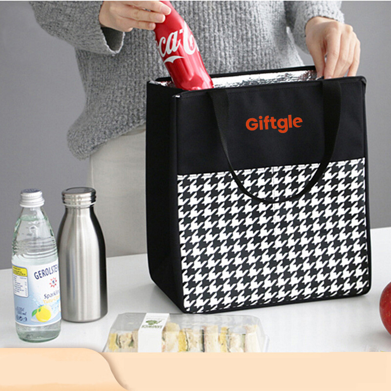 Túi Tote giữ nhiệt đựng đồ ăn thời trang, xinh xắn và tiện dụng. Túi có ngăn khóa kéo rộng rãi với nhiều ngăn nhỏ và quai xách.