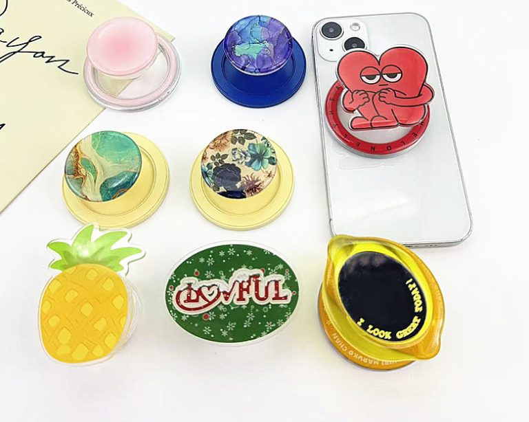 PopSocket là giá đỡ điện thoại gắn mặt lưng, in logo theo yêu cầu là quà tặng sự kiện, marketing ngân sách thấp, độc đáo và tiện dụng.
