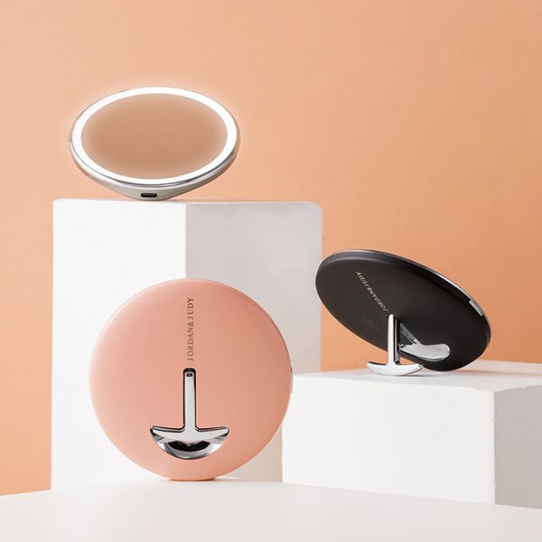 Gương trang điểm có thể chuyển đổi hiệu ứng ánh sáng trắng - xanh chỉ bằng một nút bấm, dùng để ngăn ngừa mụn và râu. Đèn không gây chói mắt