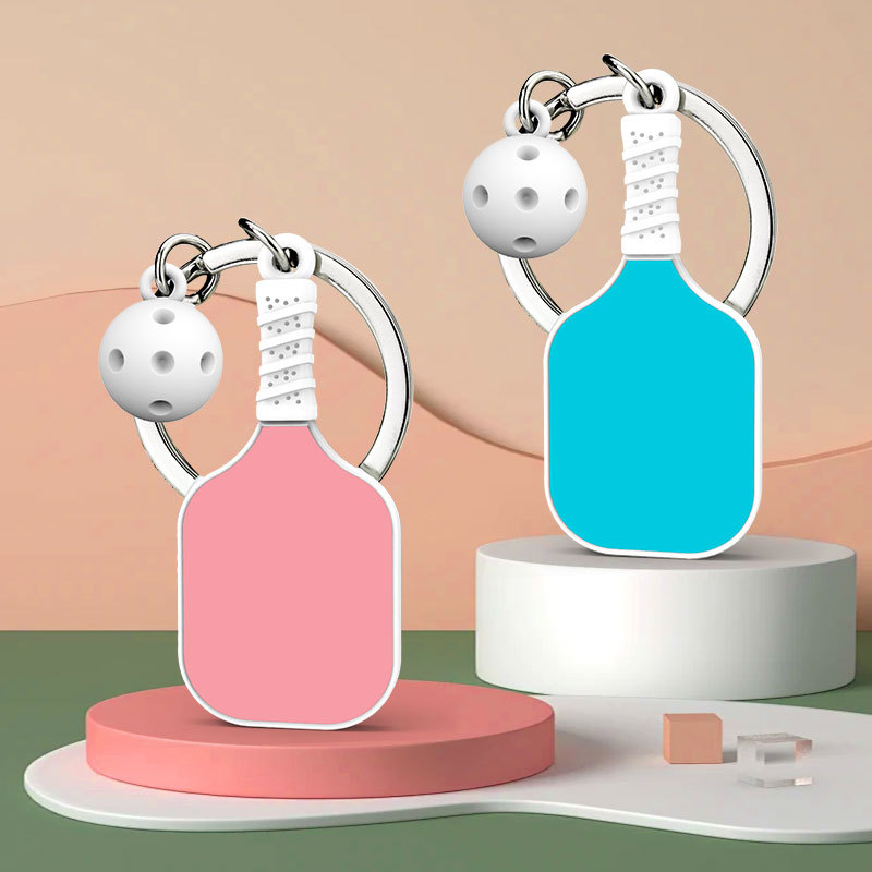 Móc khoá pickleball mô phỏng quả bóng perforated ball hoặc vợt pickleball, trở thành biểu tượng dễ nhận diện, phù hợp với mọi người chơi.