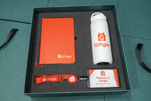 Set quà onboarding in logo theo yêu cầu mang lại cảm giác chuyên nghiệp, chỉn chu và phù hợp với môi trường công sở hiện đại.