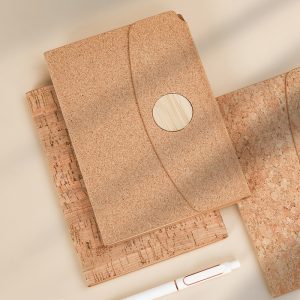 Cuốn sổ tay A5 được làm bằng gỗ được xử lý mềm thân thiện với môi trường, có ngăn đựng bút bên hông, cùng thiết kế khoá nam châm đầy tiện ích.