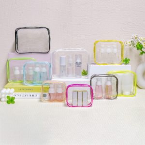 Túi đựng đồ trang điểm, đồ dùng vệ sinh cá nhân khi đi du lịch, được làm từ nhựa trong suốt, viền màu trơn đơn giản, trẻ trung.