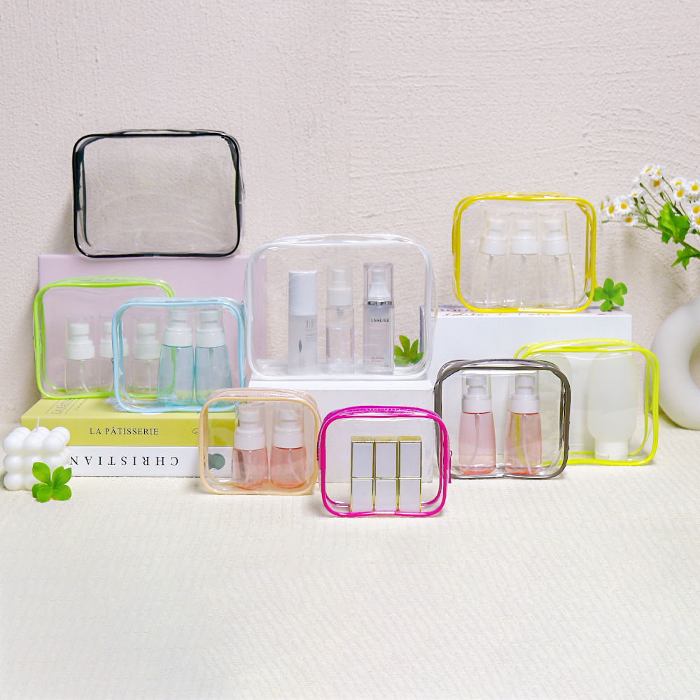 Túi đựng đồ trang điểm, đồ dùng vệ sinh cá nhân khi đi du lịch, được làm từ nhựa trong suốt, viền màu trơn đơn giản, trẻ trung.