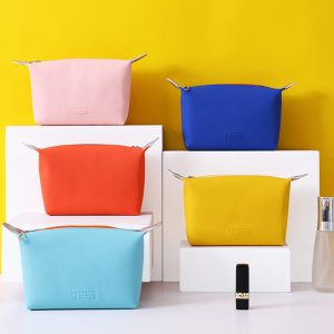 Túi đựng mỹ phẩm da PU có một ngăn lớn, đủ chỗ cho mọi thứ, từ cọ trang điểm, son môi đến các sản phẩm chăm sóc da và đồ vệ sinh cá nhân.