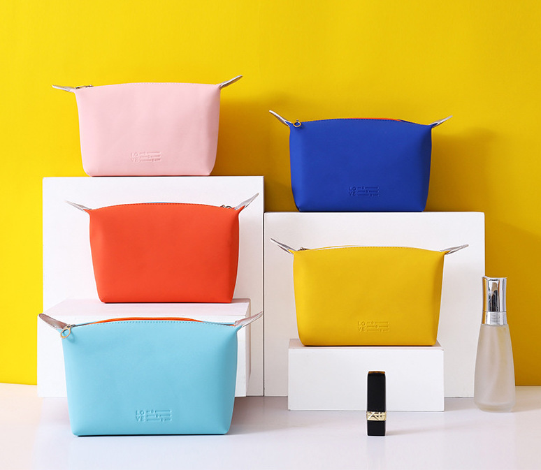 Túi đựng mỹ phẩm da PU có một ngăn lớn, đủ chỗ cho mọi thứ, từ cọ trang điểm, son môi đến các sản phẩm chăm sóc da và đồ vệ sinh cá nhân.