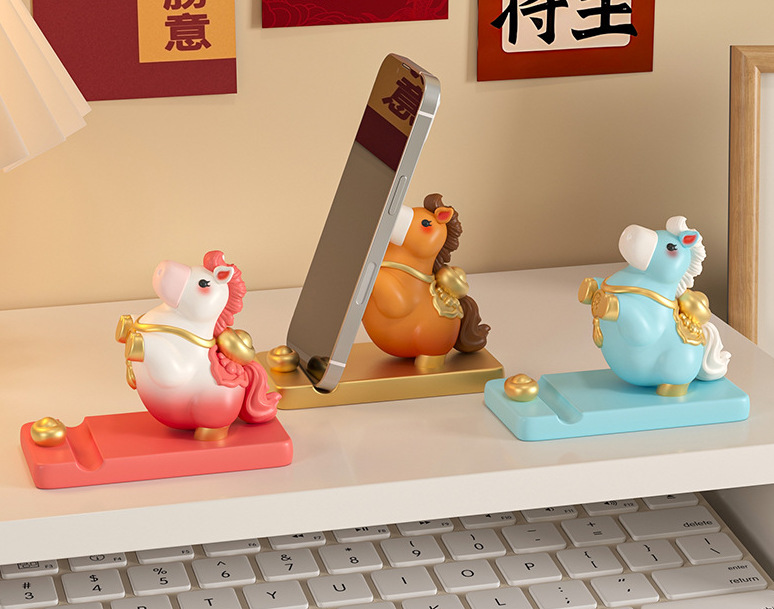 Giá đỡ điện thoại hình con ngựa là phụ kiện để bàn mà còn mang tính thẩm mỹ cao, phù hợp với mọi doanh nghiệp vào Tết 2026