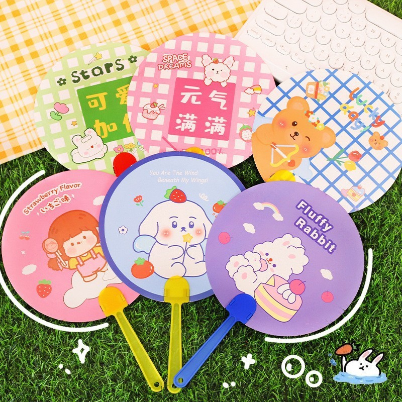 Quạt cầm tay in theo yêu cầu là một trong những vật phẩm quảng cáo truyền thống nhưng chưa bao giờ lỗi thời và chi phí thấp, thiết thực cao