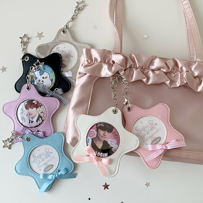 Móc khóa khung ảnh tuỳ chỉnh với nhiều hình độc đáo đang trở thành món phụ kiện xuất hiện phổ biến trên túi xách, balo, phụ kiện quần áo...