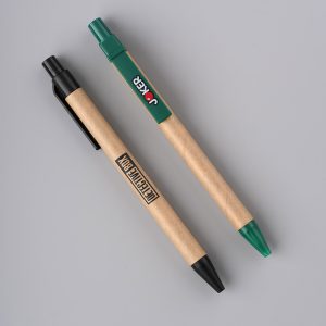 Bút bi giấy kraft in logo với kiểu dáng năng động có thể in logo trực tiếp lên thân bút dùng làm quà tặng quảng cáo, quà tặng sự kiện, khách hàng,...