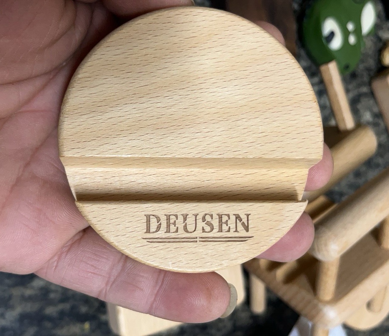 Giá đỡ điện thoại bằng gỗ in logo theo yêu cầu 1