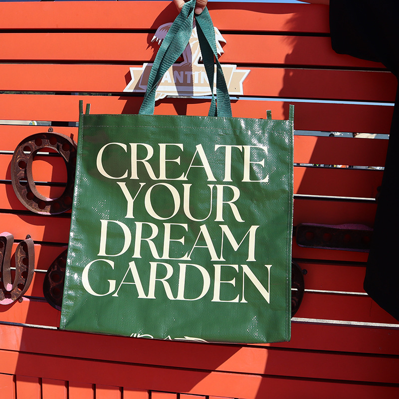 Túi nhựa mua sắp in logo và hoạ tiết theo yêu cầu, dệt từ nhựa PP da rắn là món quà thiết thực làm quà tặng quảng cáo giá rẻ, thời trang, hợp xu hướng.