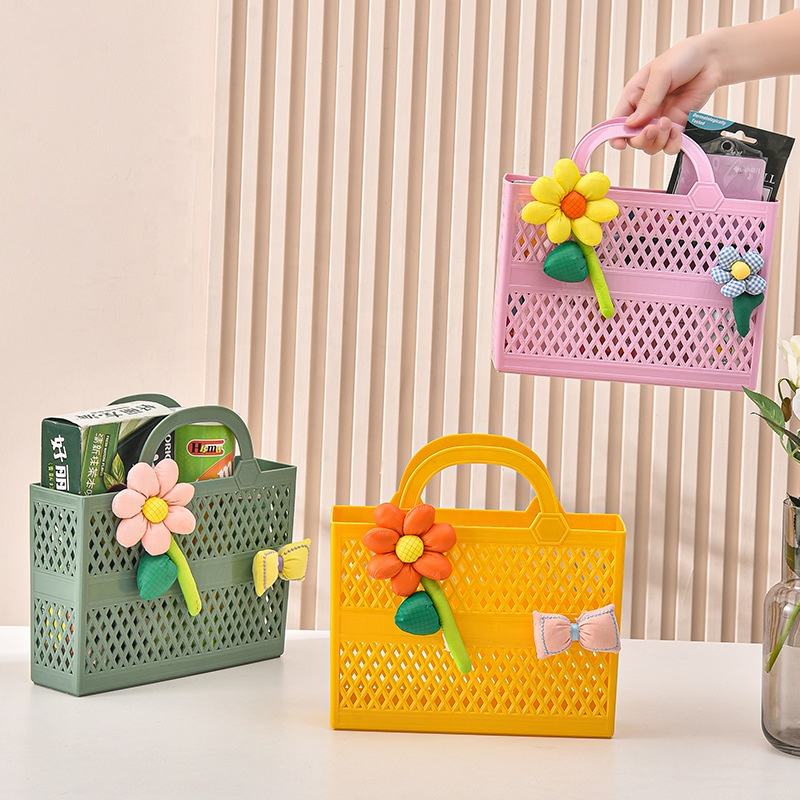 Giỏ nhựa đan lưới gắn charm theo yêu cầu