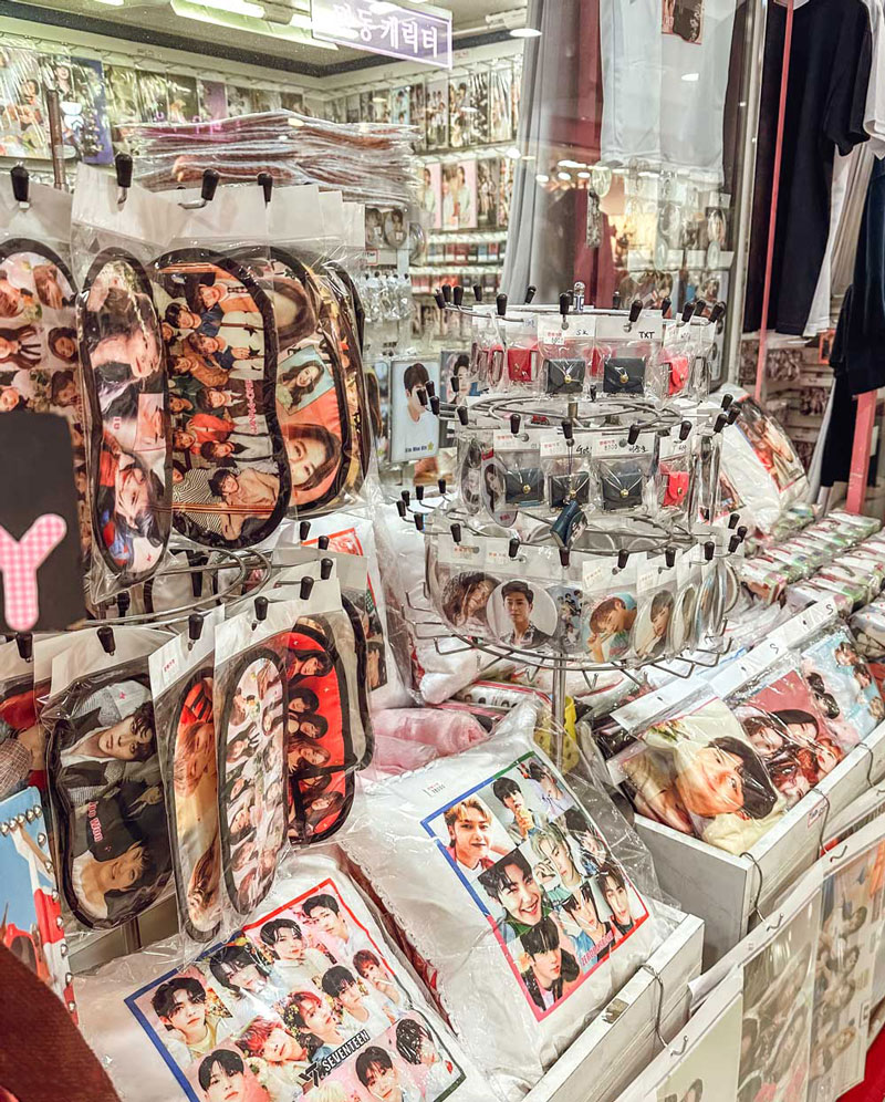 Merchandise Hàn Quốc được đầu tư bài bản và liên tục đổi mới, là vật phẩm lưu niệm mà còn là cầu nối cảm xúc giữa nghệ sĩ và người hâm mộ.