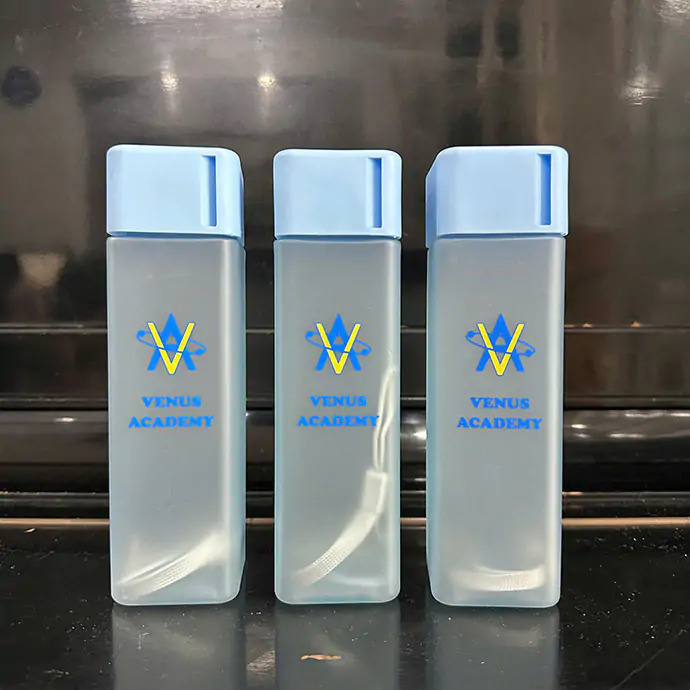 Bình nước nhựa vuông in logo